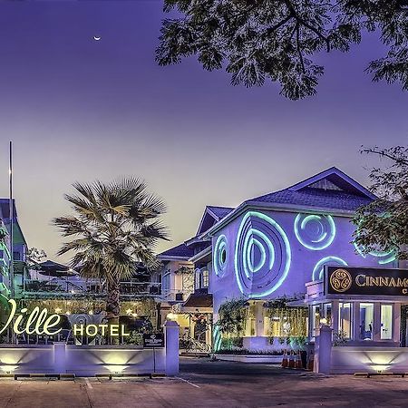 Oxville Hotel Padang  Esterno foto