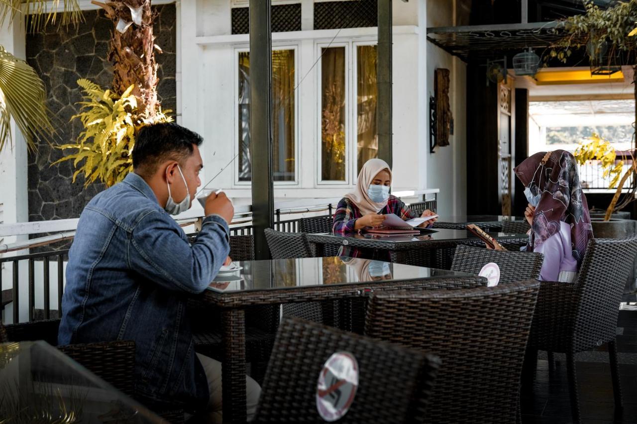 Oxville Hotel Padang  Esterno foto