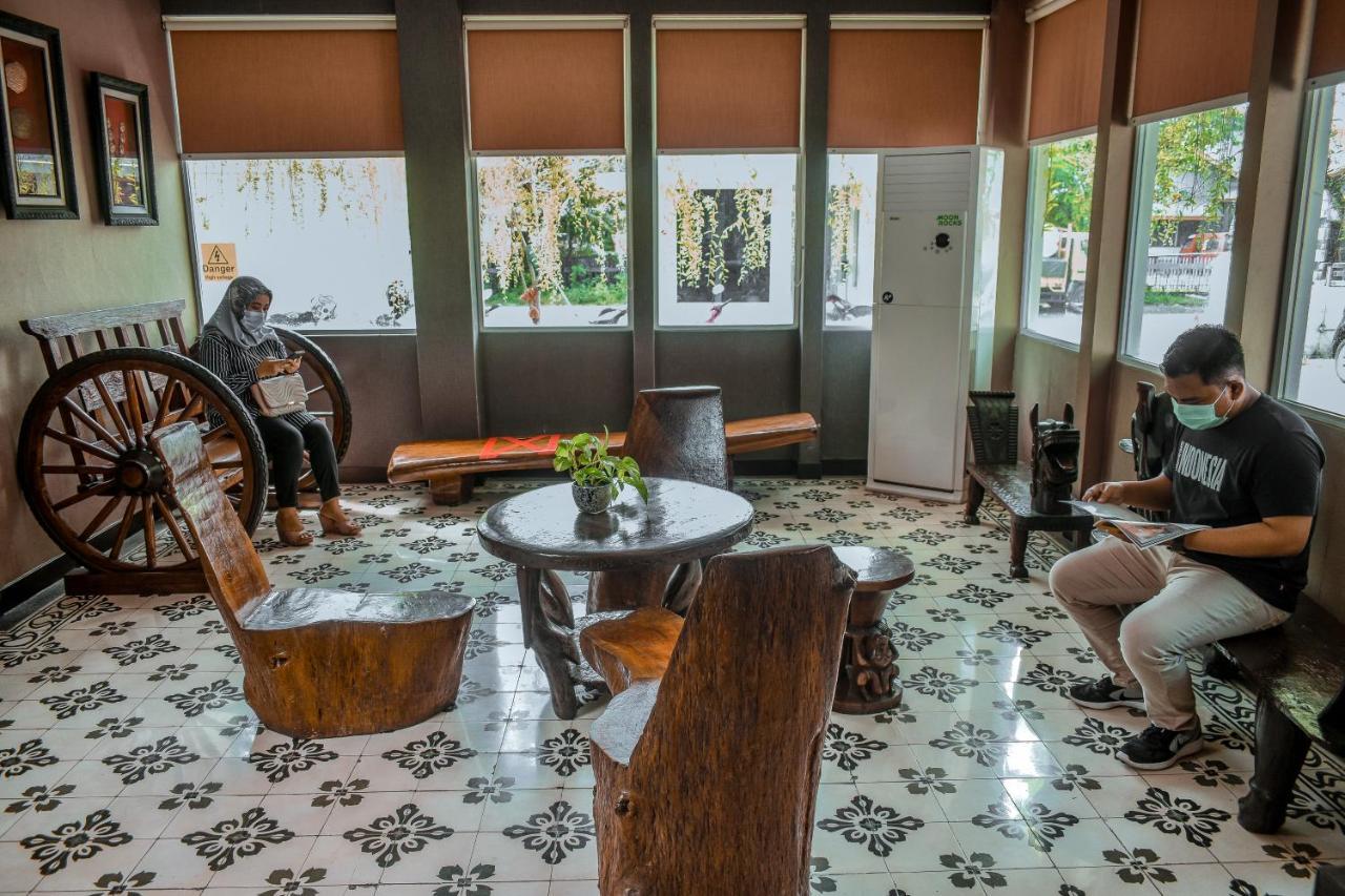 Oxville Hotel Padang  Esterno foto