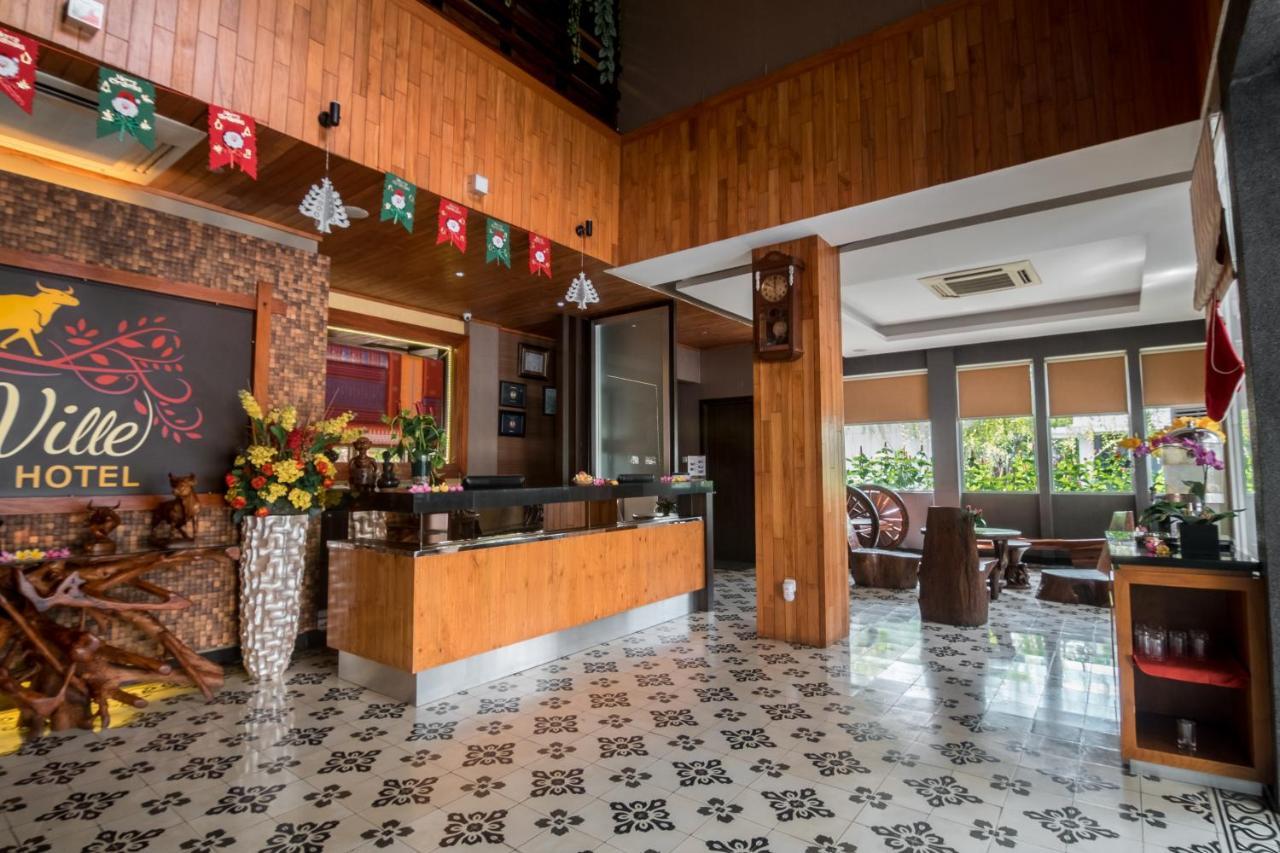 Oxville Hotel Padang  Esterno foto