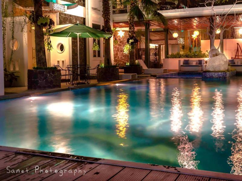 Oxville Hotel Padang  Esterno foto