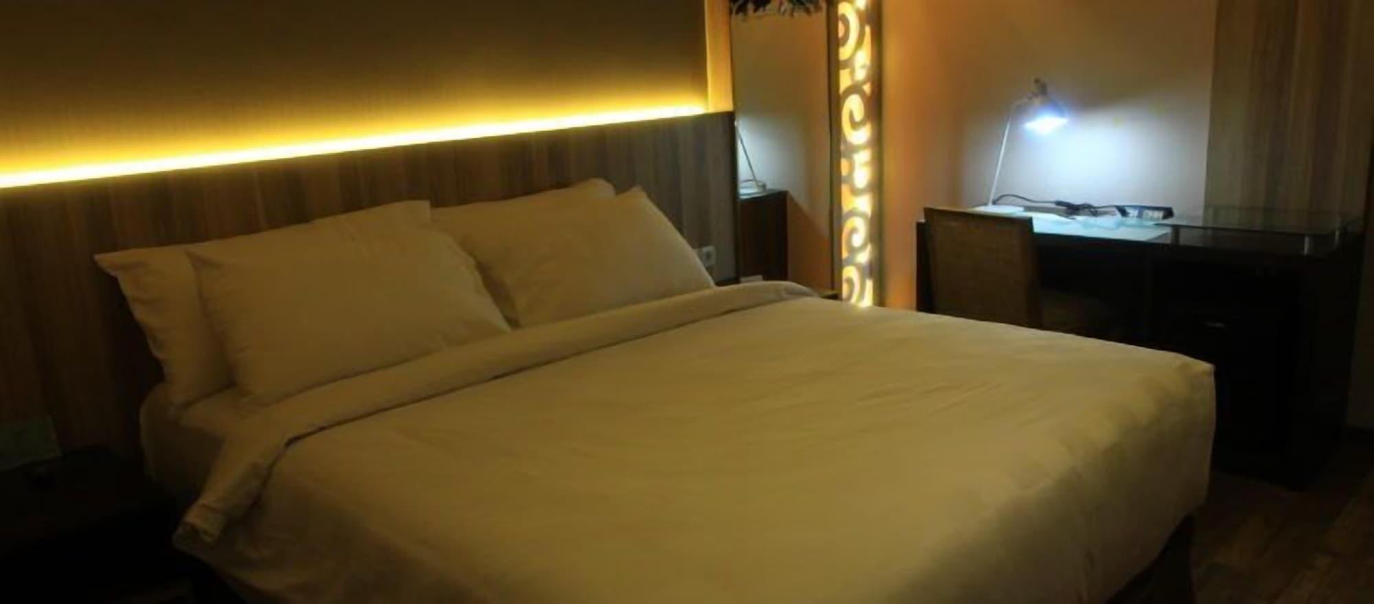 Oxville Hotel Padang  Esterno foto