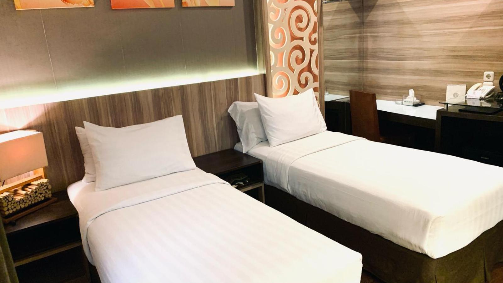 Oxville Hotel Padang  Esterno foto