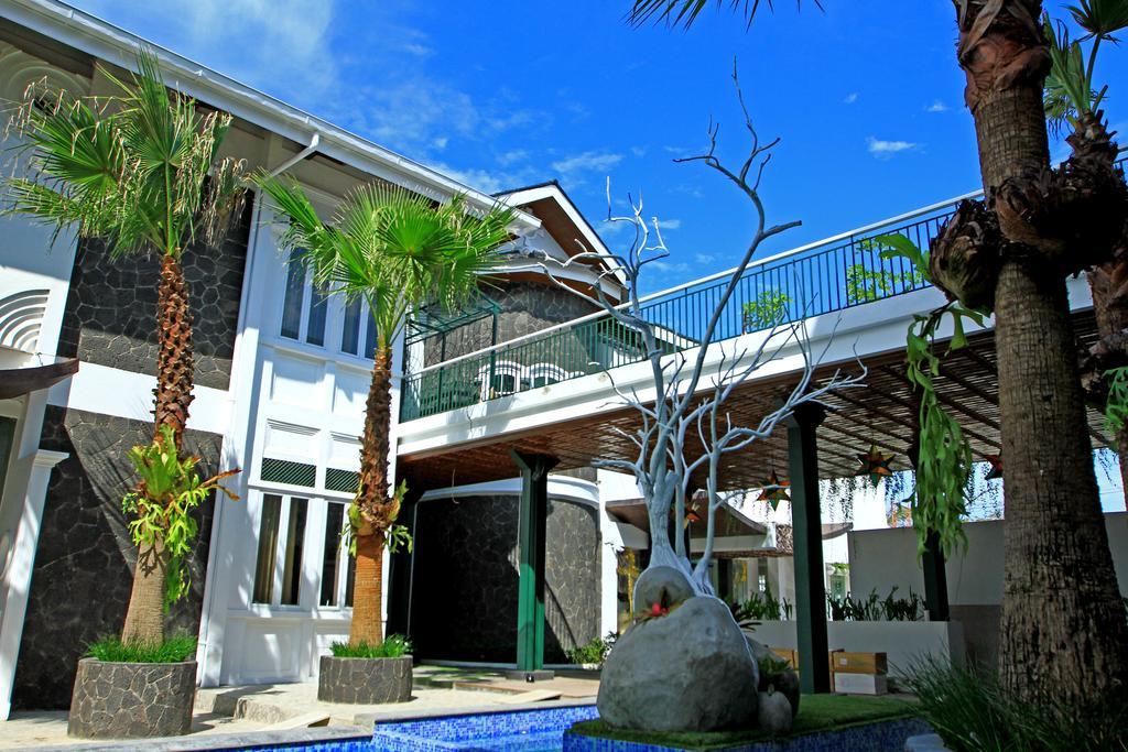 Oxville Hotel Padang  Esterno foto