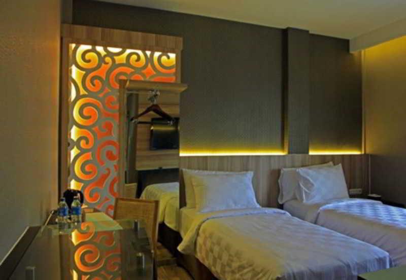 Oxville Hotel Padang  Esterno foto