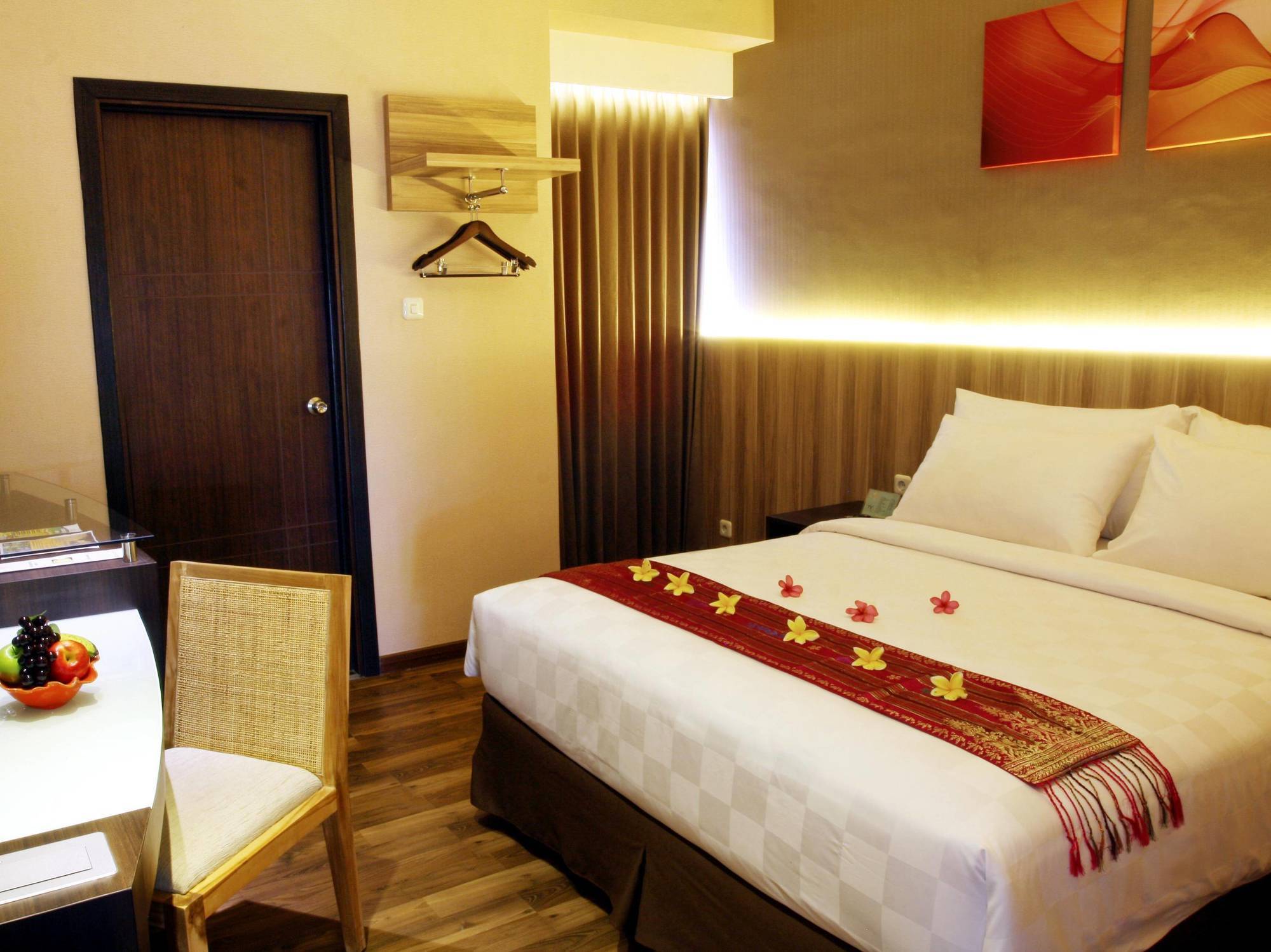 Oxville Hotel Padang  Esterno foto