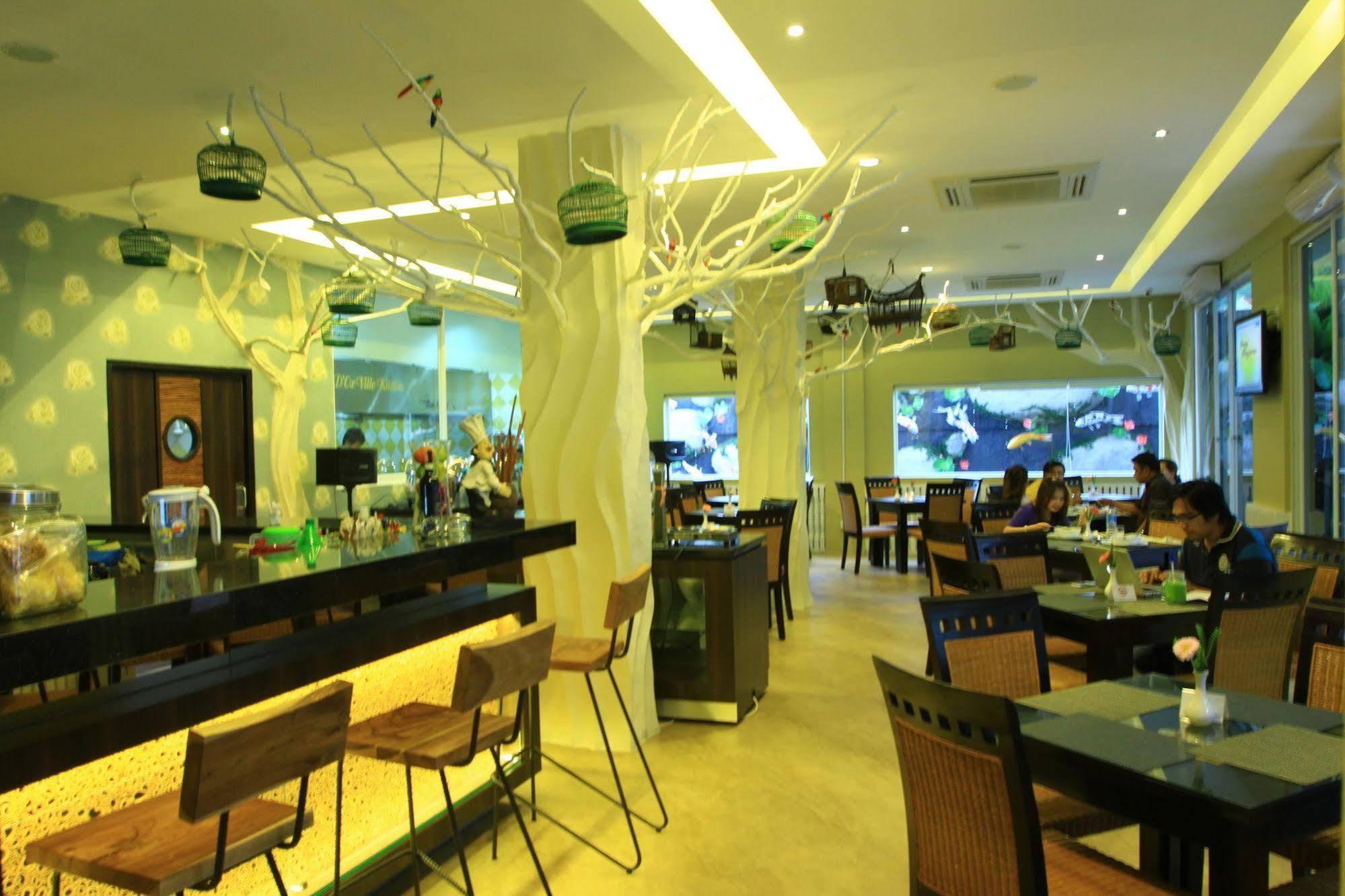 Oxville Hotel Padang  Esterno foto